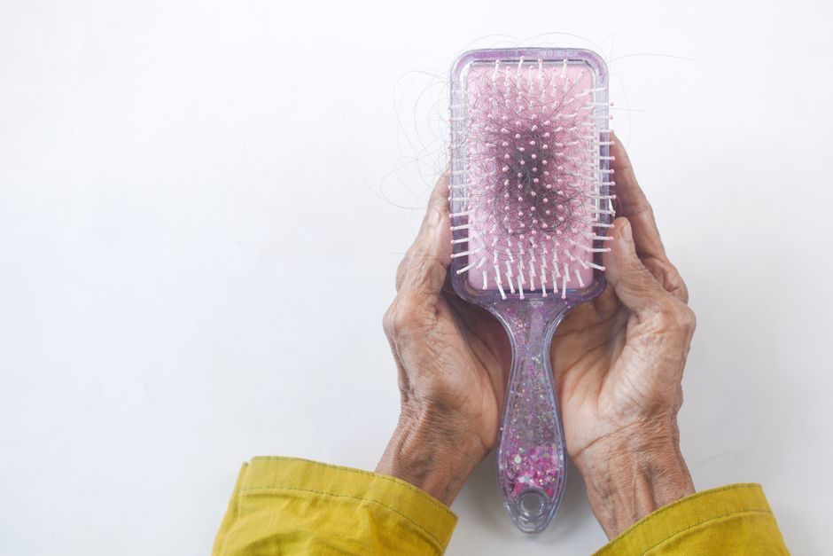 Descubra quais são as plantas ideais para usar no tratamento de perda de cabelo e ainda aprenda receitas simples para fazer os cuidados em casa